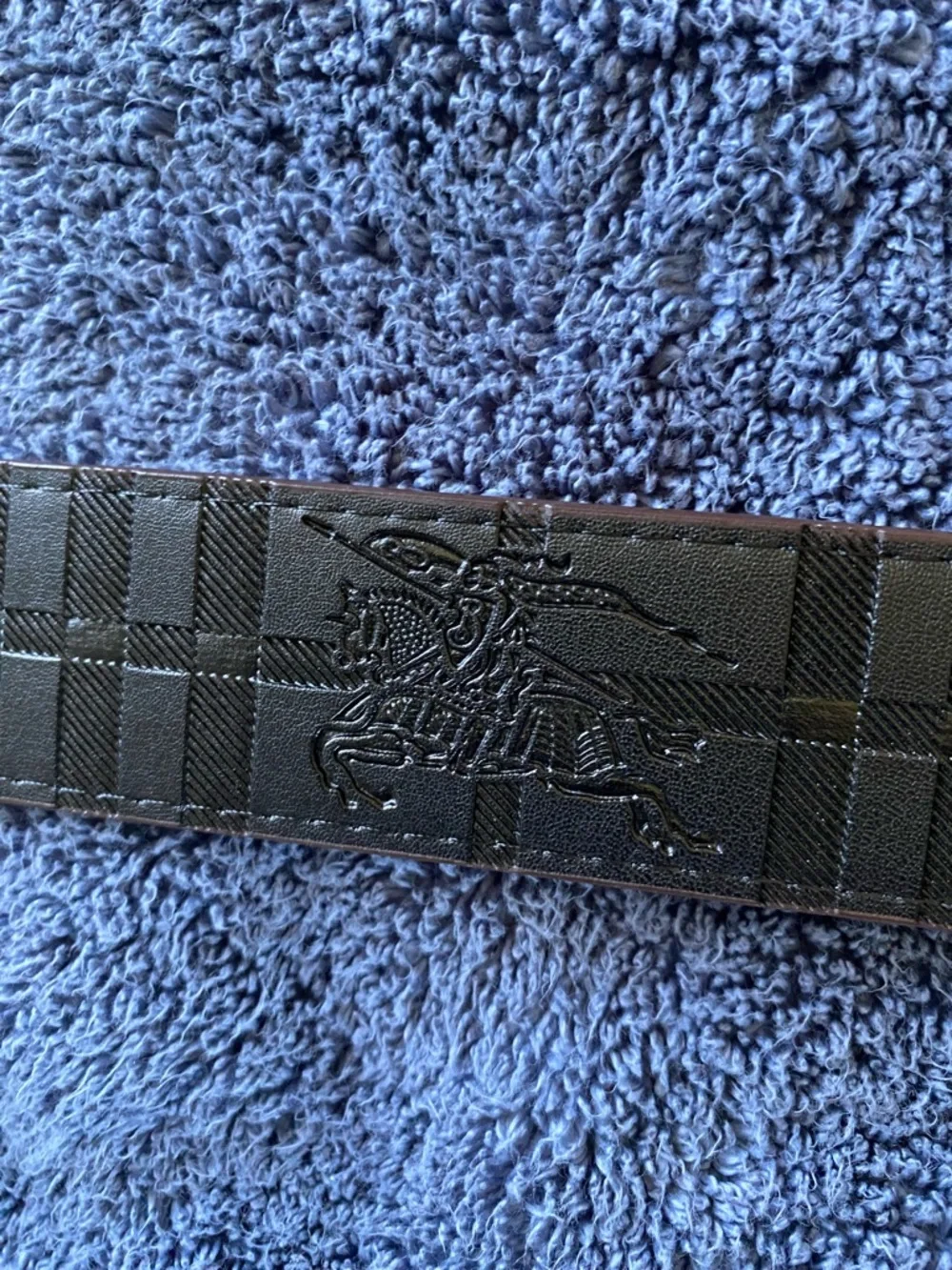 Flat/Matte Gold “B” Buckle on Reversible Burberry Belt. 115cm - Picture 7 of 9